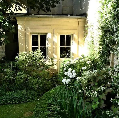 Les De L'abbaye Bed & Breakfast 3*